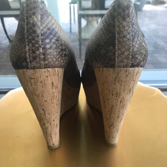 Vince Camuto snakeskin cork wedges with peep toe - Picture 3 of 3